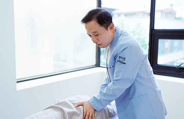 의료진이 환자의 상태를 살피는 모습