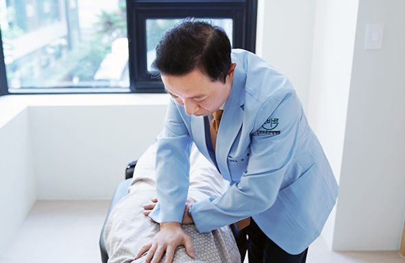 환자의 상태에 맞춰 추나 진료를 진행하는 의료진
