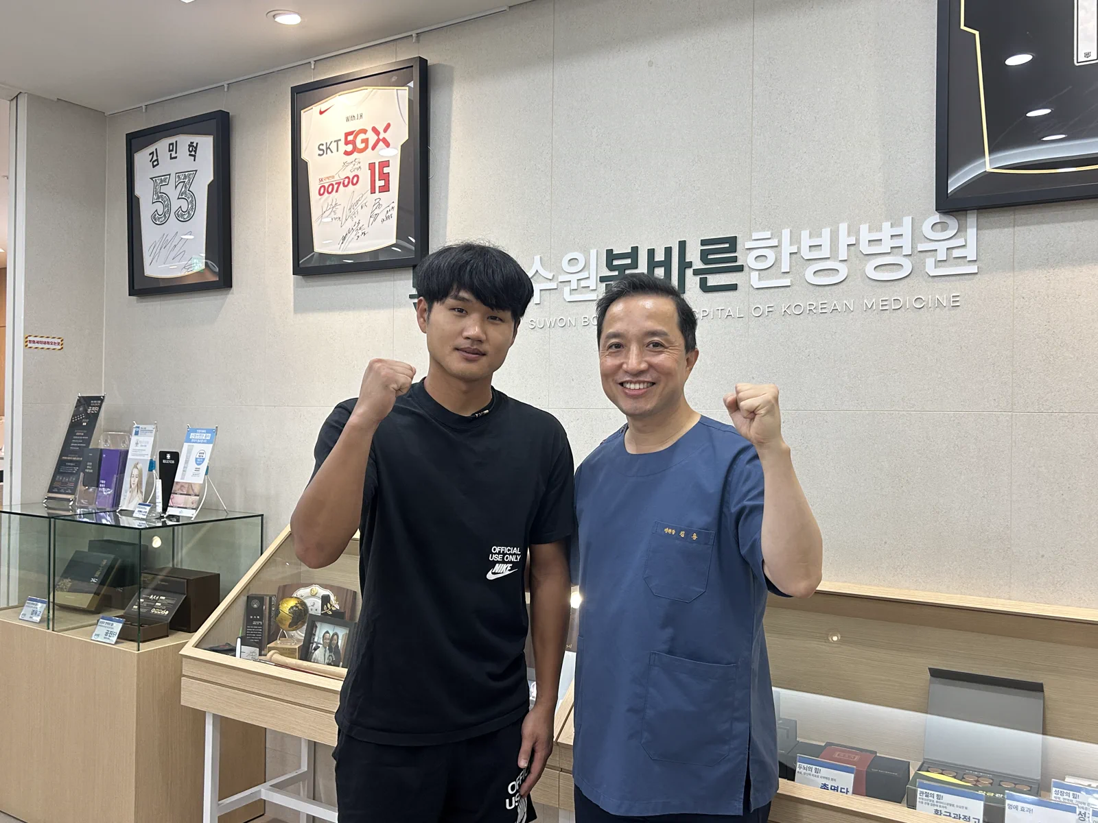 KT WIZ 안치영 선수와 김용 원장이 함께 파이팅 포즈를 취한 모습