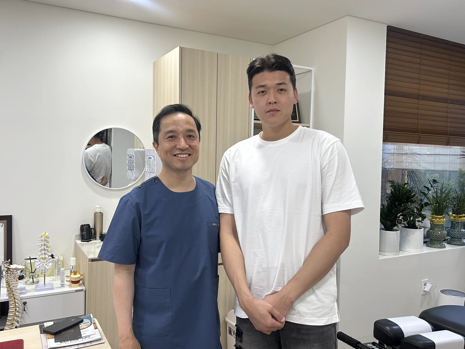 수원FC 안준수 선수와 김용 원장이 진료실에서 함께 촬영한 모습