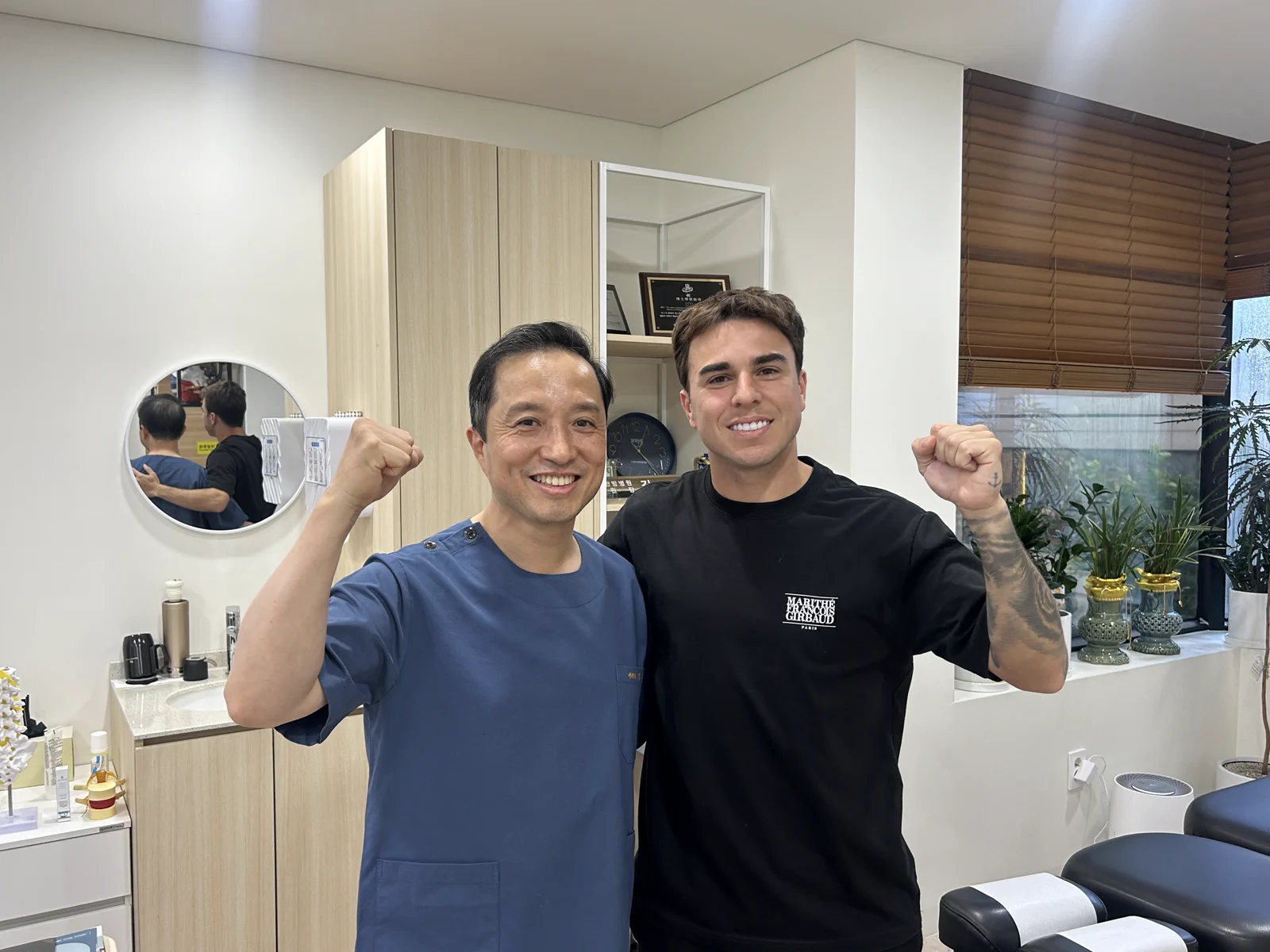 수원FC 안드리고 선수와 김용 원장이 파이팅 포즈를 취한 모습
