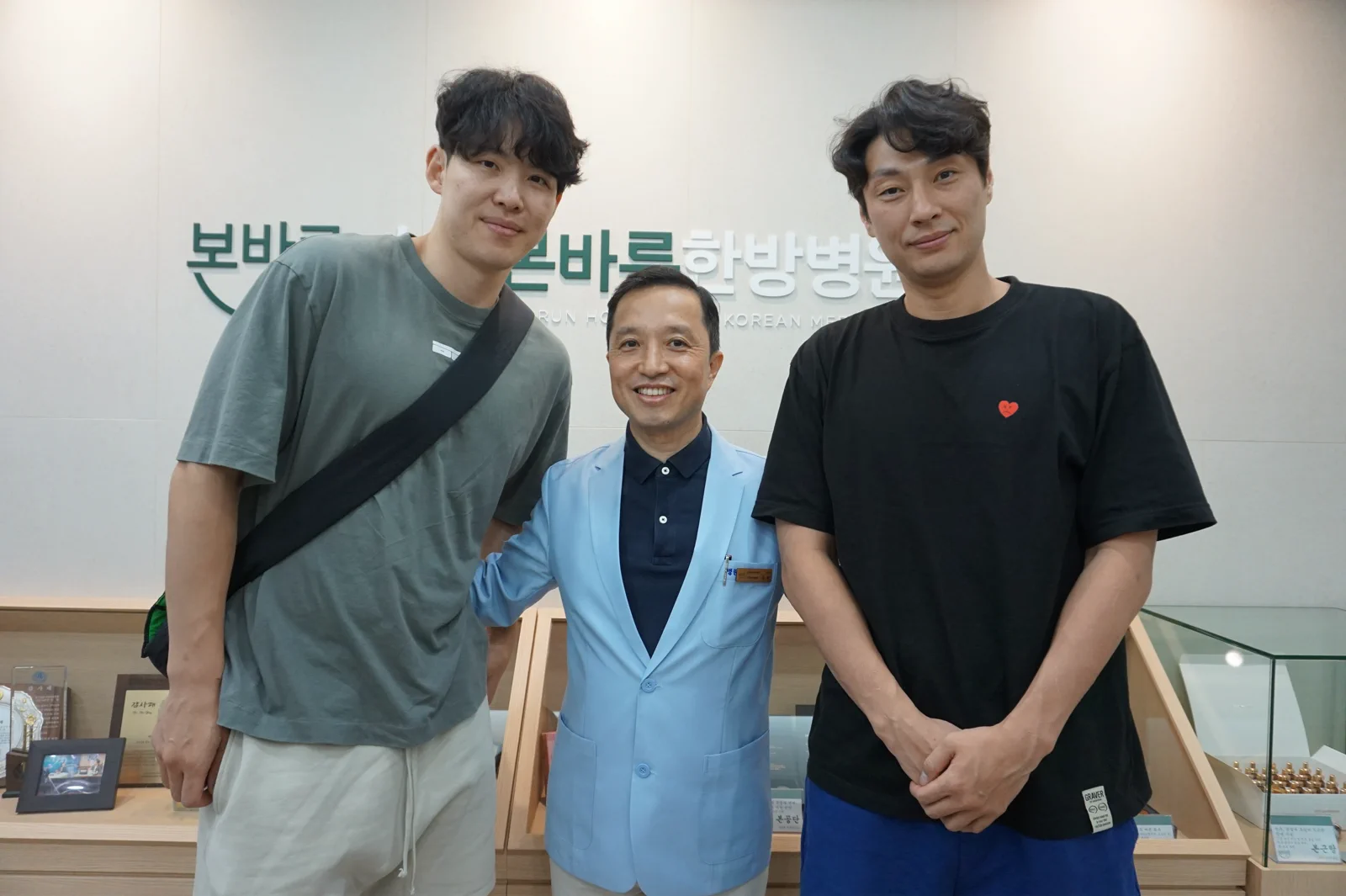 SK나이츠 최부경·송창용 선수와 김용 원장이 병원에서 함께 촬영한 모습