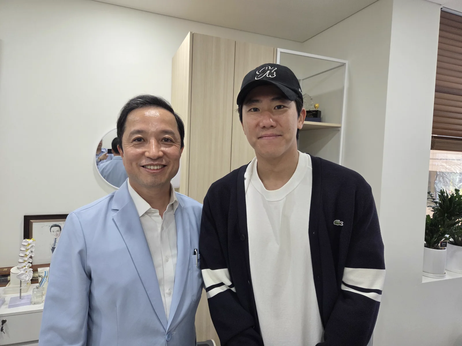 KT WIZ 오원석 선수와 김용 원장이 진료실에서 함께 촬영한 모습