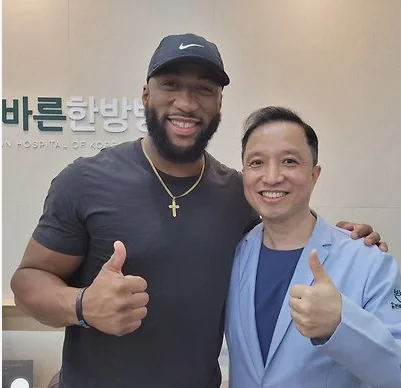 KT WIZ 로하스 선수와 김용 원장이 엄지손가락을 들어 보이는 모습